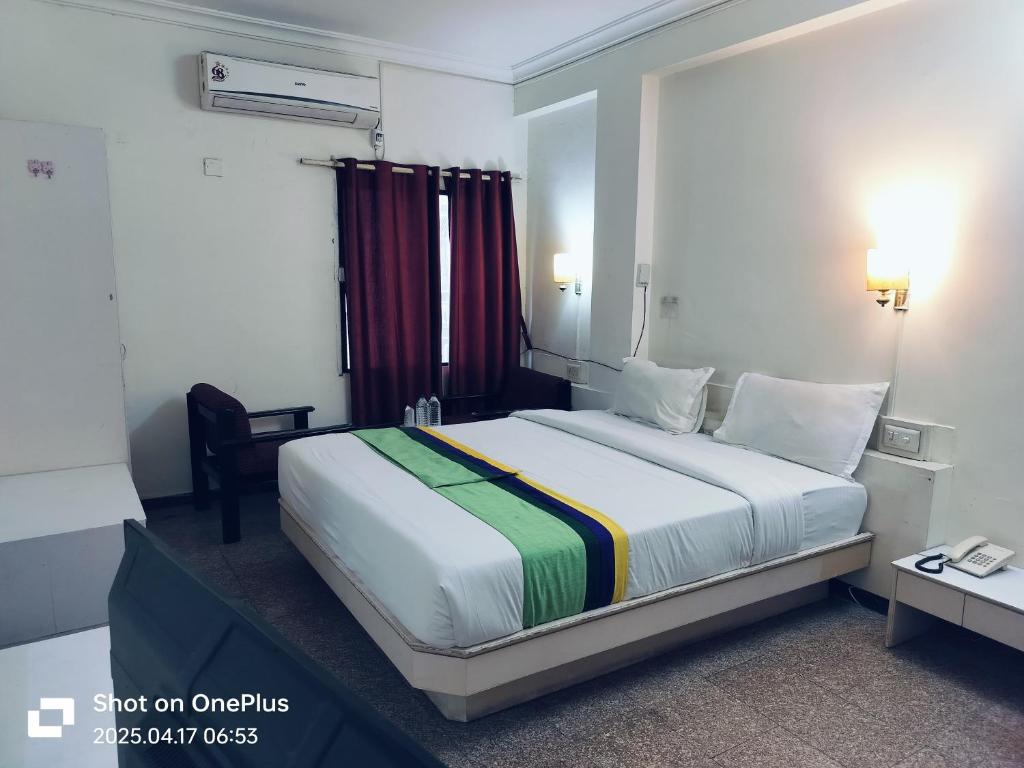 Postel nebo postele na pokoji v ubytování Hotel Crown