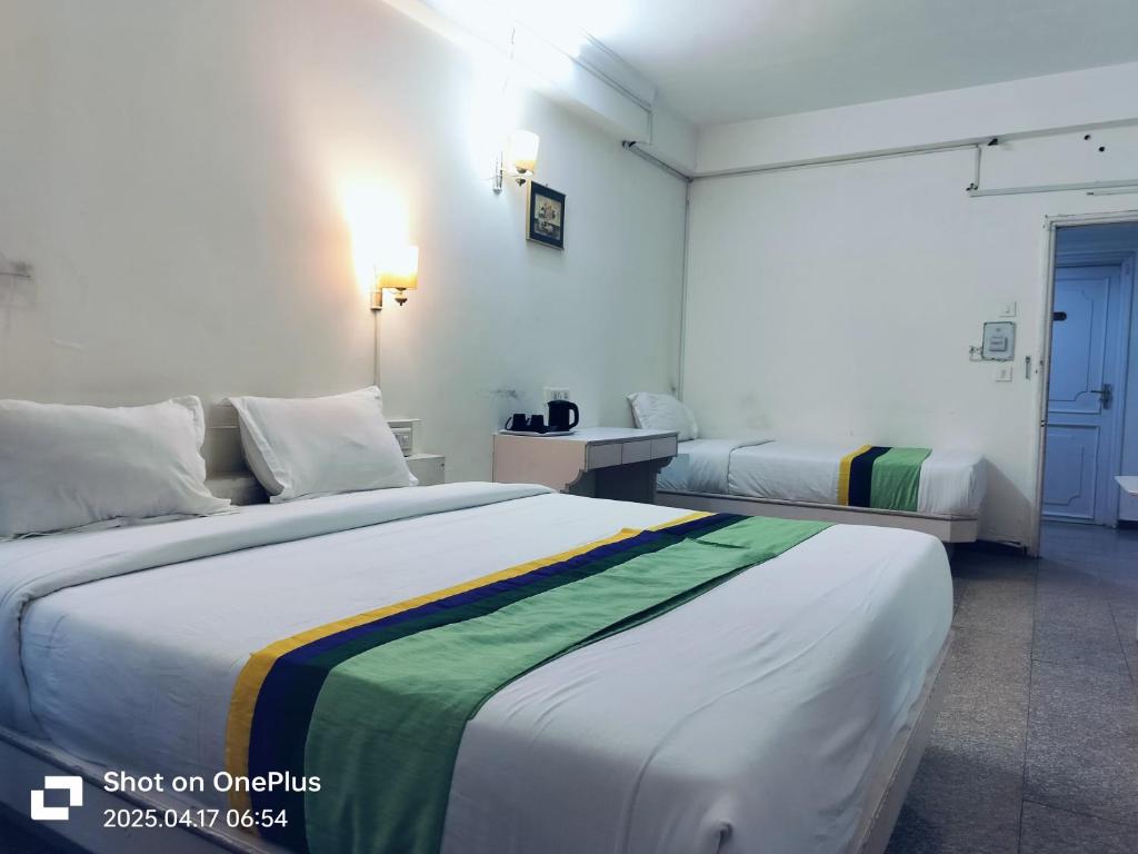 Postel nebo postele na pokoji v ubytování Hotel Crown