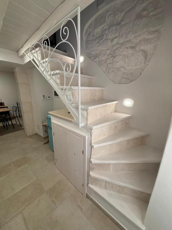 a stairway in a house with white steps at Casetta Arco Casavola in Martina Franca