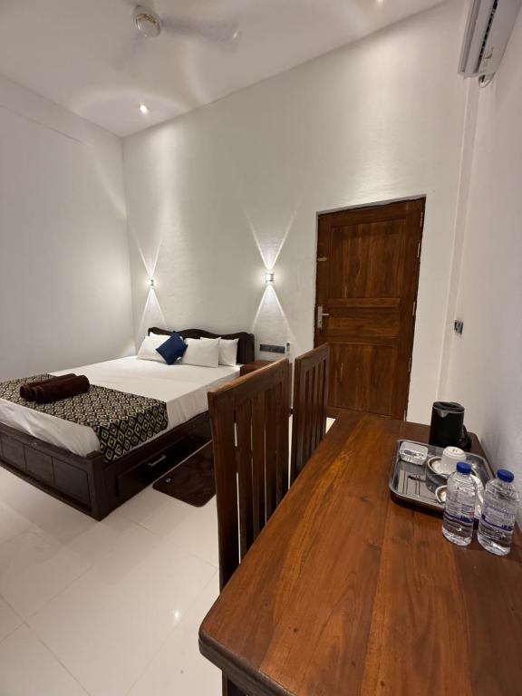Postel nebo postele na pokoji v ubytování Devon Surf Inn Arugambay