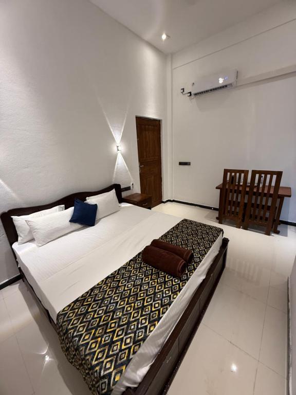 Postel nebo postele na pokoji v ubytování Devon Surf Inn Arugambay