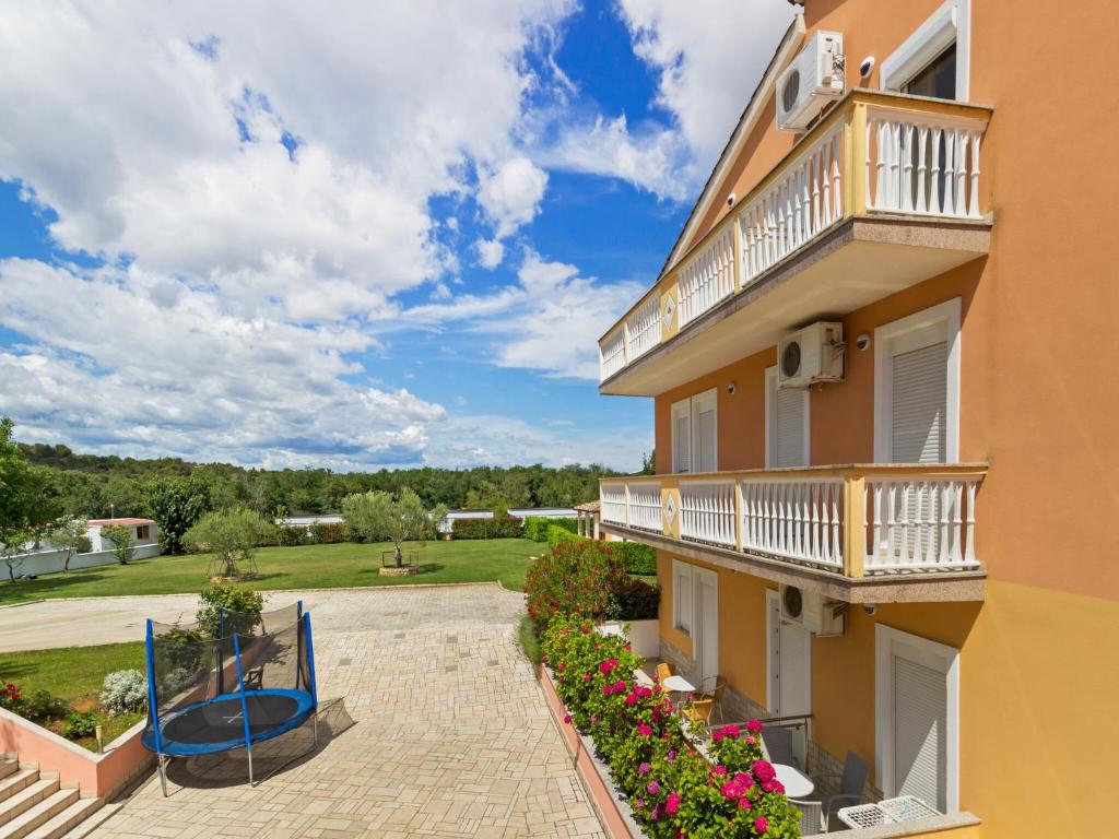 budynek z balkonem i patio w obiekcie Panoramic Apartment in Banjole near Pula Town Centre w mieście Banjole