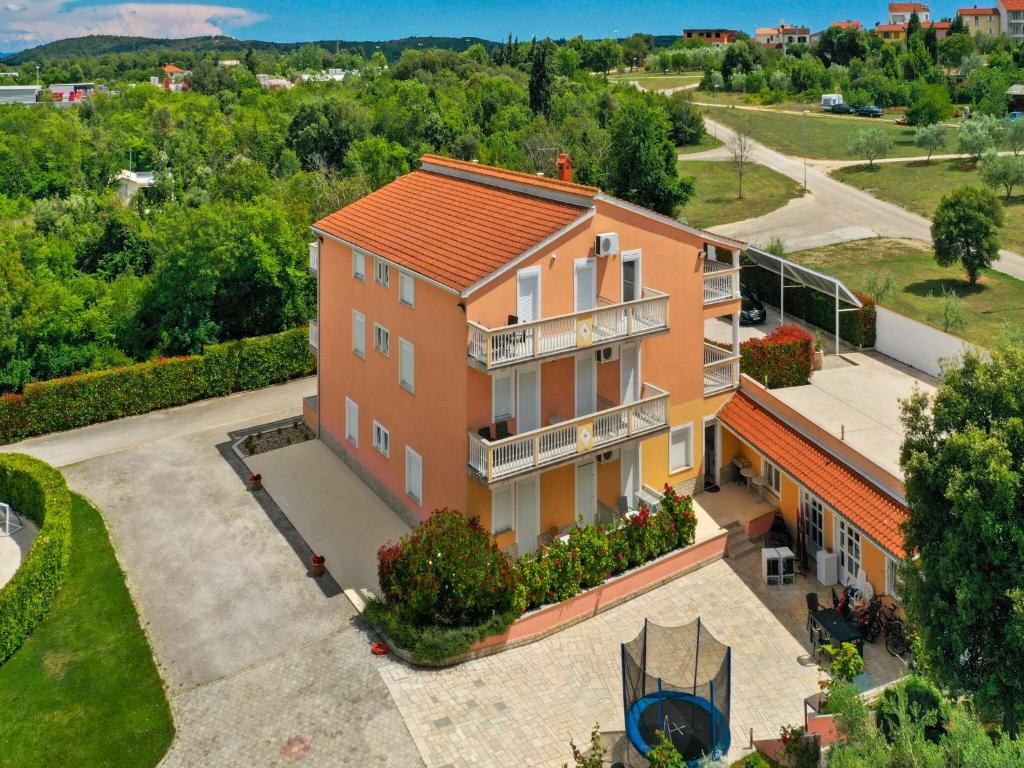 widok z lotu ptaka na dom z dziedzińcem w obiekcie Panoramic Apartment in Banjole near Pula Town Centre w mieście Banjole