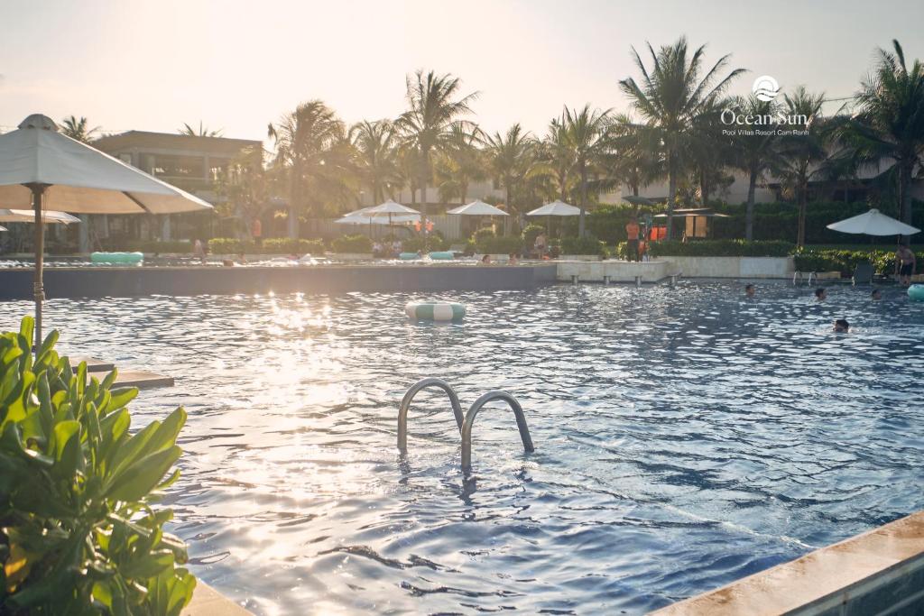 Bazén v ubytování Ocean Sun Pool Villas Resort Cam Ranh nebo v jeho okolí