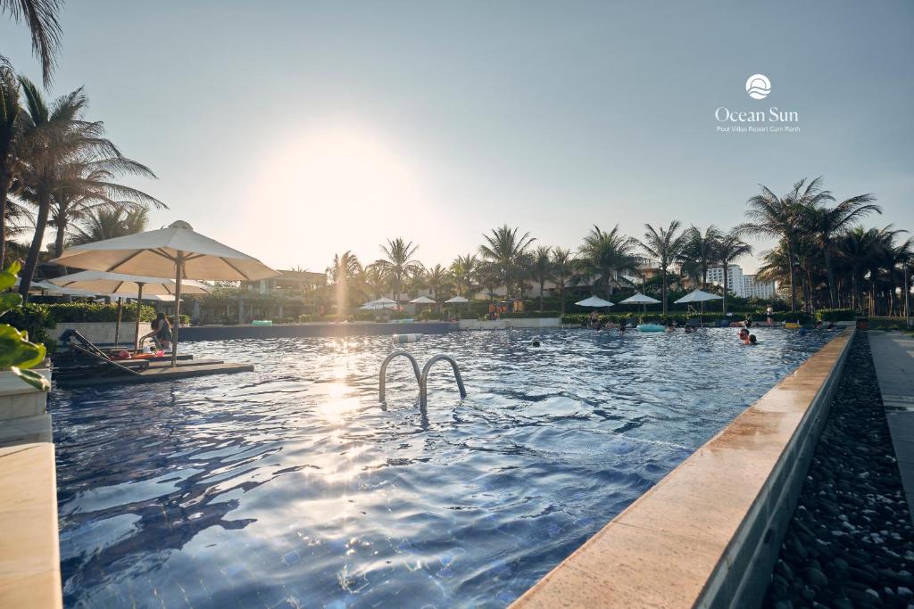 Bazén v ubytování Ocean Sun Pool Villas Resort Cam Ranh nebo v jeho okolí