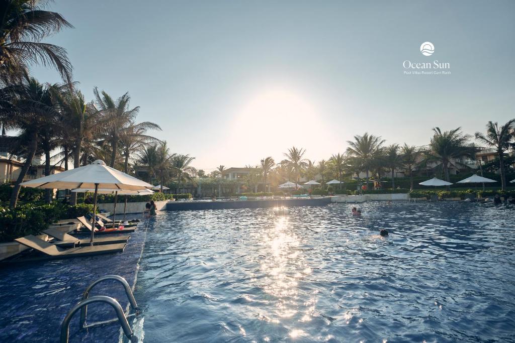 Bazén v ubytování Ocean Sun Pool Villas Resort Cam Ranh nebo v jeho okolí