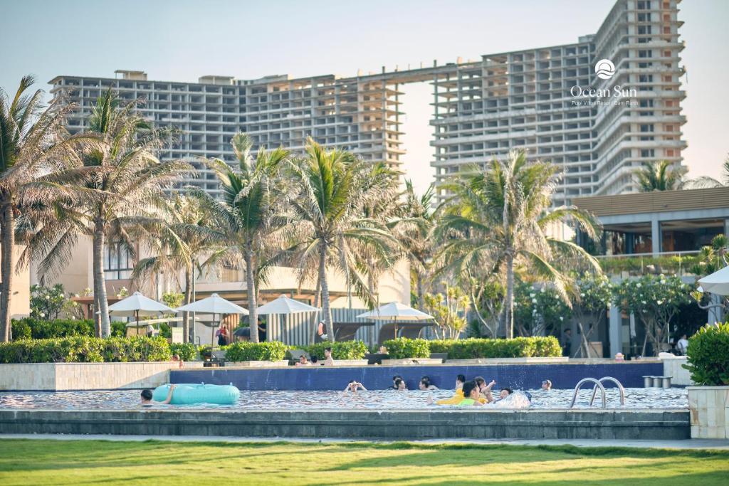 Bazén v ubytování Ocean Sun Pool Villas Resort Cam Ranh nebo v jeho okolí
