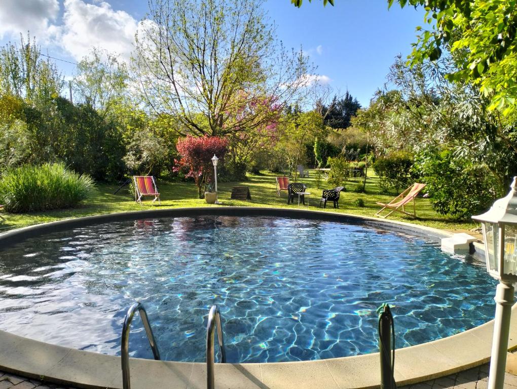 - une grande piscine dans une cour avec des chaises dans l'établissement Petit Mazet Fruits rouges, à Eyragues