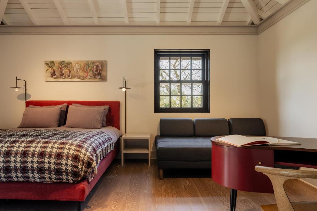 une chambre avec un lit, un canapé et un bureau dans l'établissement Vinte-Quinta da Boavista, à Ponte de Lima