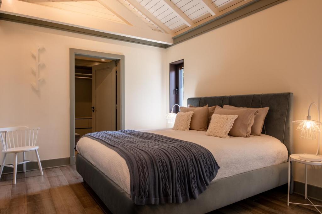 a bedroom with a large bed in a room at Vinte-Quinta da Boavista in Ponte de Lima