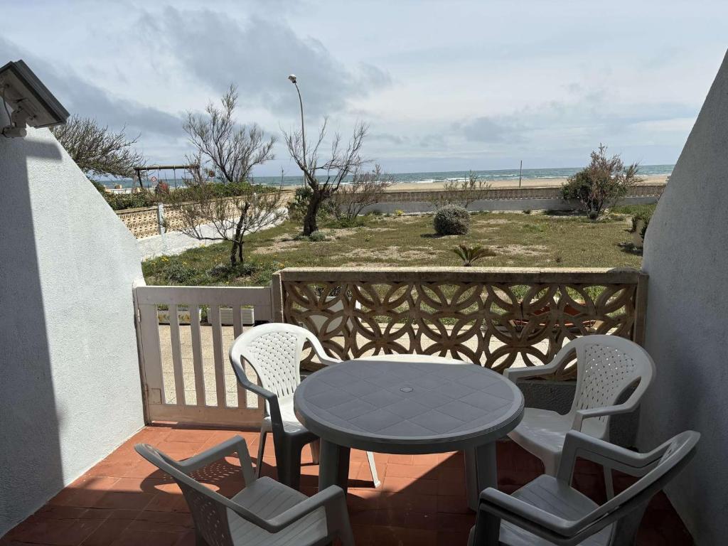 un patio avec une table et des chaises sur un balcon dans l'établissement Appartement 2 pièces PORT LA NOUVELLE PN430-030, à Port-la-Nouvelle
