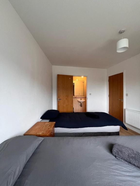 Postel nebo postele na pokoji v ubytování Superb En-suite Triple Room