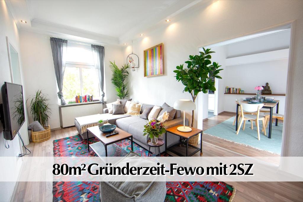 a living room with a couch and a table at Großzügige 80m2 Gründerzeit FEWO mit privatem Parkplatz, Kingsize Betten, Nobilia Küche, 45 Zoll Smart-TV, 150Mbts WLAN - Nur eine kurzer Spaziergang durch den Park Venedig zur Krämerbrücke - Ausgewählte Empfehlungen für Erfurt inklusive in Erfurt