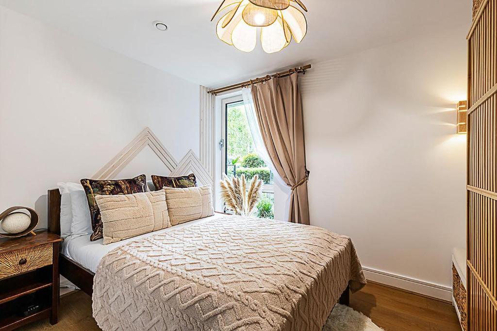Peaceful Canary Wharf Apartment, Terrace & Office