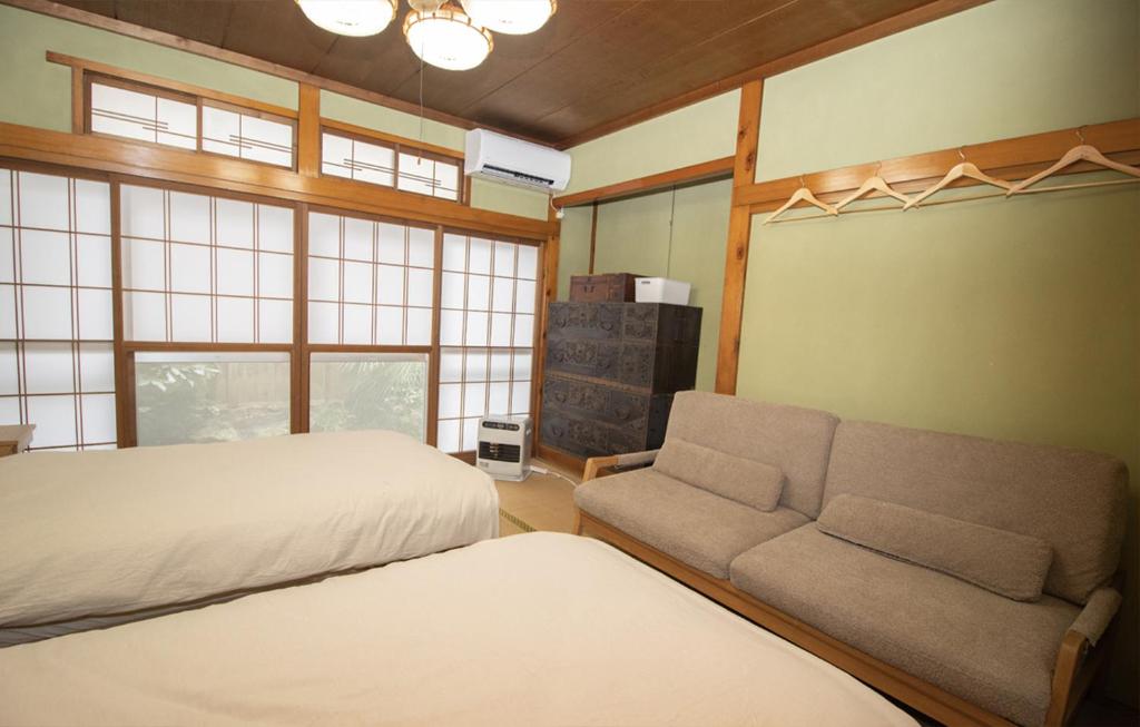 Postel nebo postele na pokoji v ubytování GLOCE sado ベースキャンプ 松ヶ崎 ワンちゃんの家族とも泊まれます