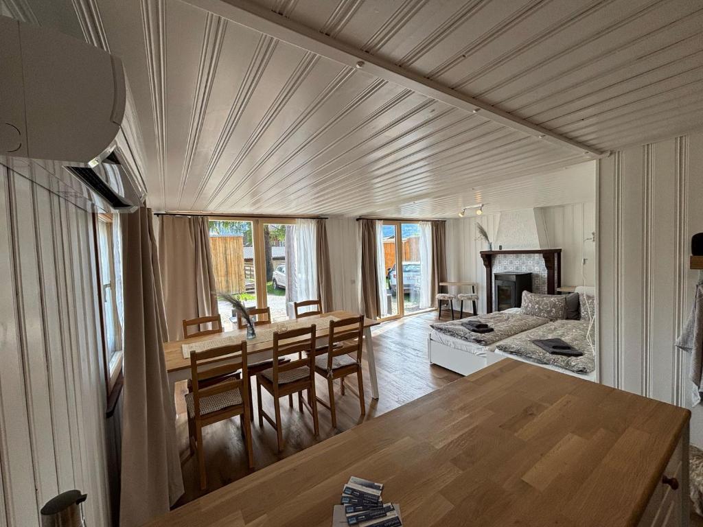 Cozy 2-Bedroom Bungalow - Resim 6