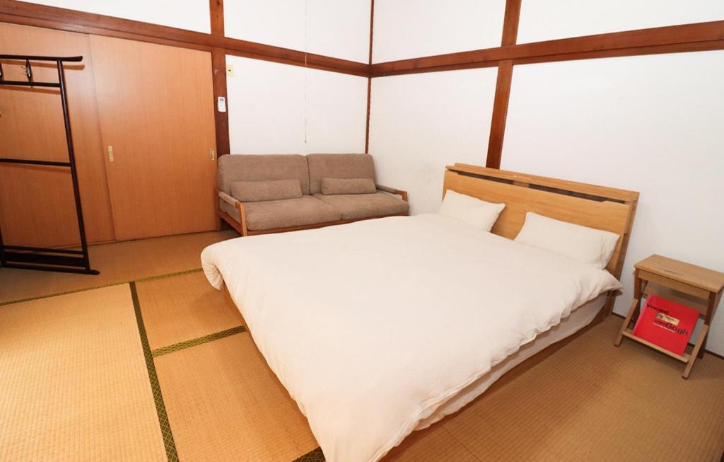 Postel nebo postele na pokoji v ubytování GLOCE sado ベースキャンプ 松ヶ崎 ワンちゃんの家族とも泊まれます