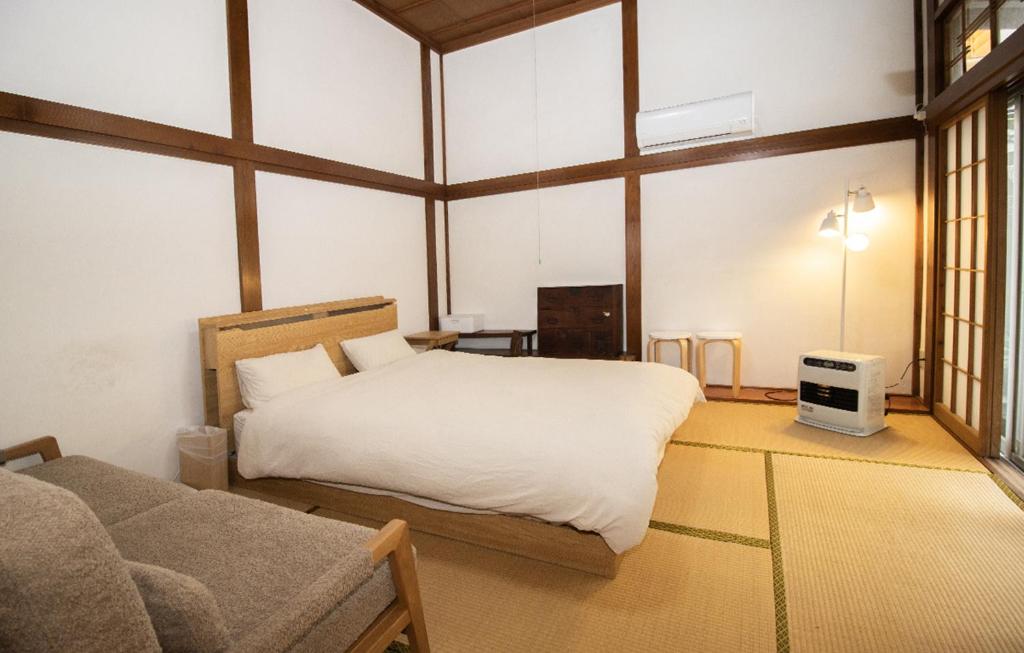 Postel nebo postele na pokoji v ubytování GLOCE sado ベースキャンプ 松ヶ崎 ワンちゃんの家族とも泊まれます