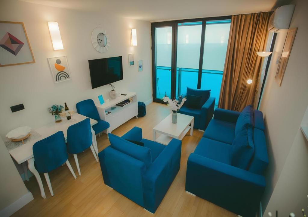 TV a/nebo společenská místnost v ubytování Orbi City Balcony with sea view