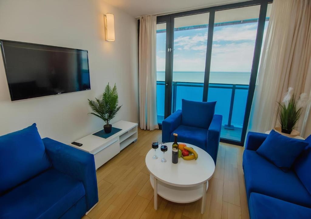 TV a/nebo společenská místnost v ubytování Orbi City Balcony with sea view