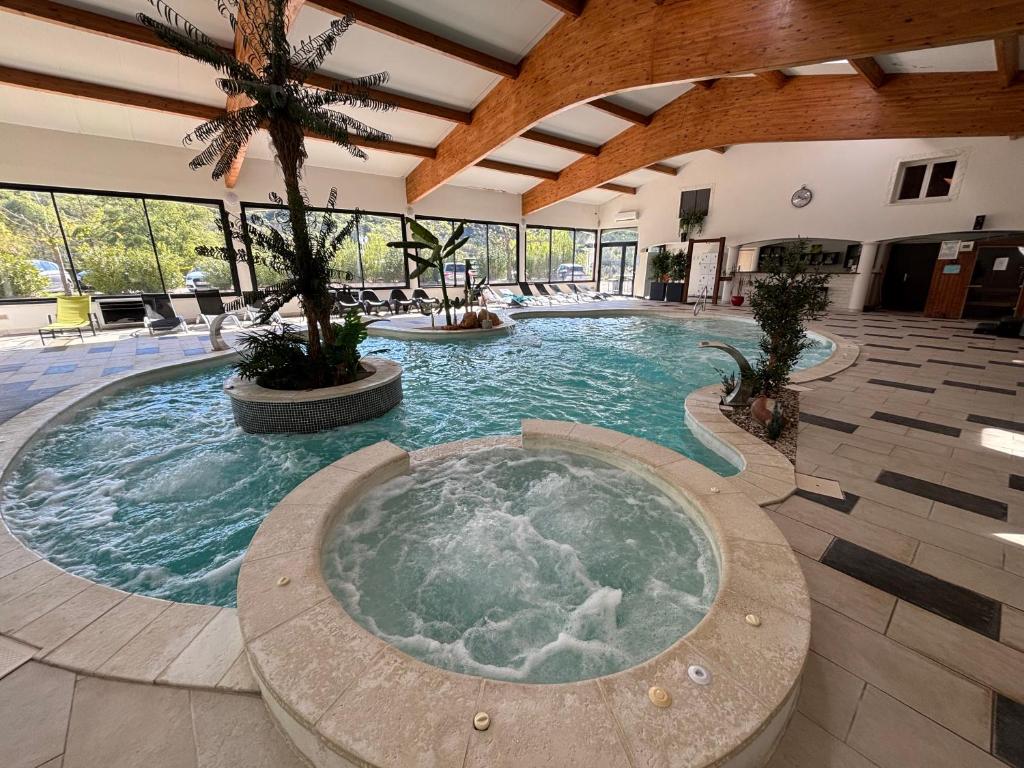 Bazén v ubytování Hôtel Spa L'Ermitage nebo v jeho okolí