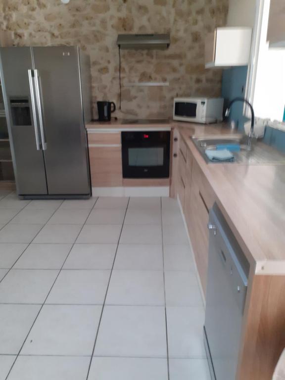 Kuchyň nebo kuchyňský kout v ubytování Maison au calme et à proximité de sites touristiques
