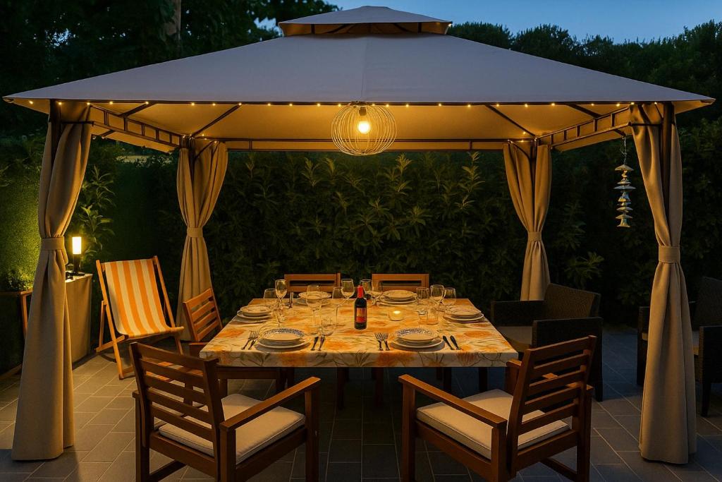 En terrasse eller udendørsområde på Versilia Tonfano villetta