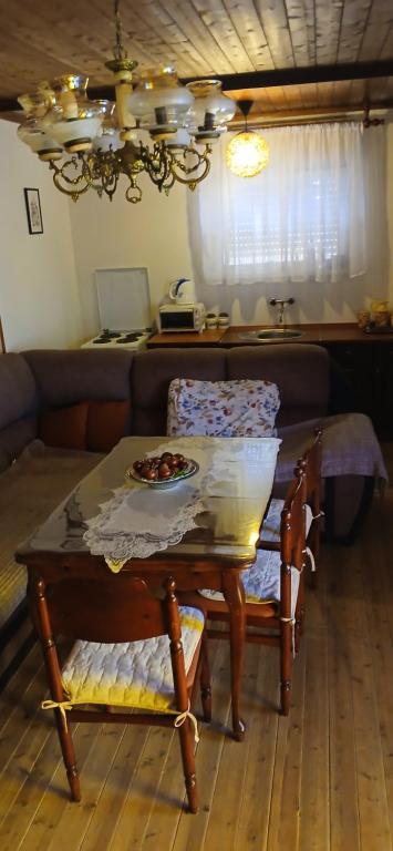 un soggiorno con un tavolo e un divano di Etno House Mira a Virpazar