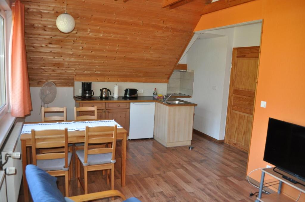 Kuchyň nebo kuchyňský kout v ubytování Ferienwohnung-Sunset inmitten der Mecklenburger Seenplatte