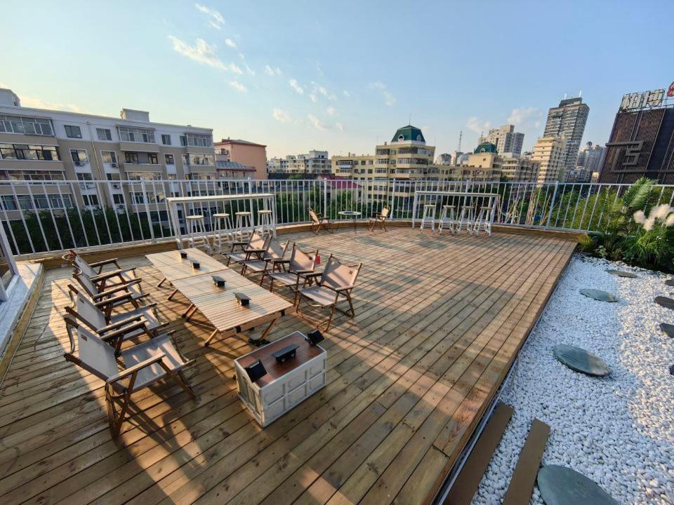 哈尔滨Rooftop B&B的大楼内带桌椅的甲板