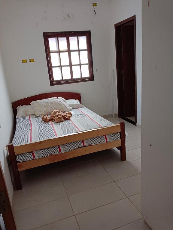 ein Bett in einem Zimmer mit einem Fenster in der Unterkunft Casa 2 quartos Gaibu in Cabo de Santo Agostinho
