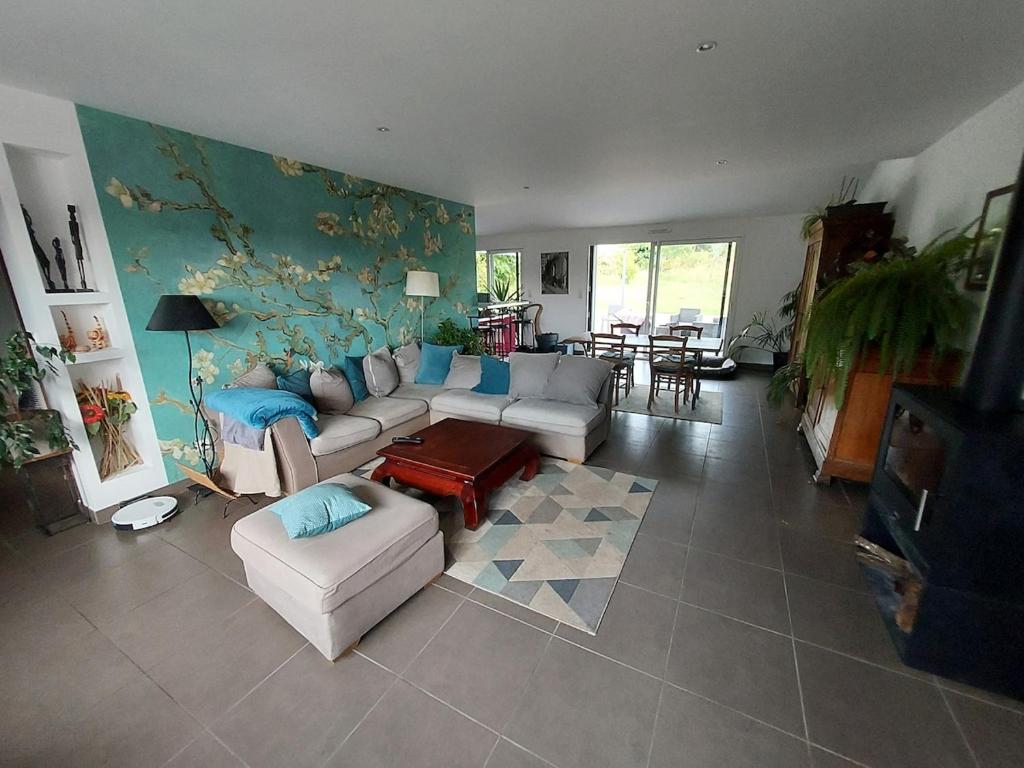 un salon avec un canapé et une table dans l'établissement Maison spacieuse à Saint-Lunaire, à Saint-Lunaire