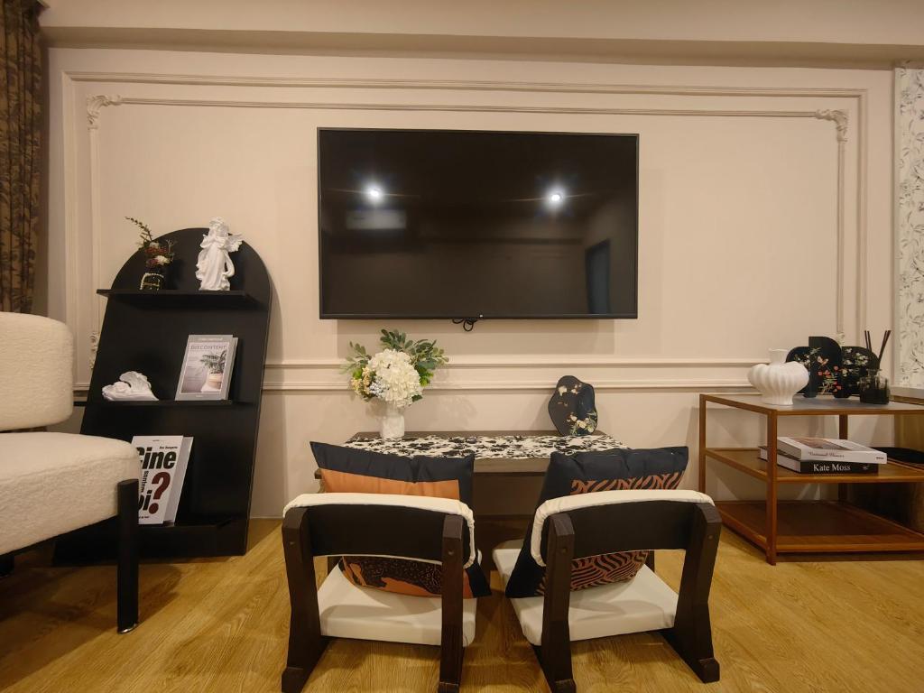 TV a/nebo společenská místnost v ubytování Rooftop B&B