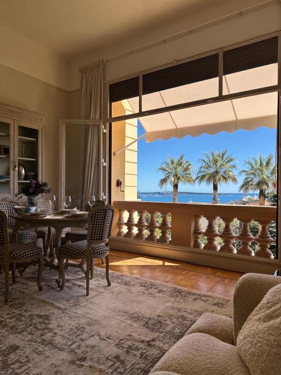 une salle à manger avec une table et une vue sur l'océan dans l'établissement Parc Continental Apartment with sea view, à Cannes