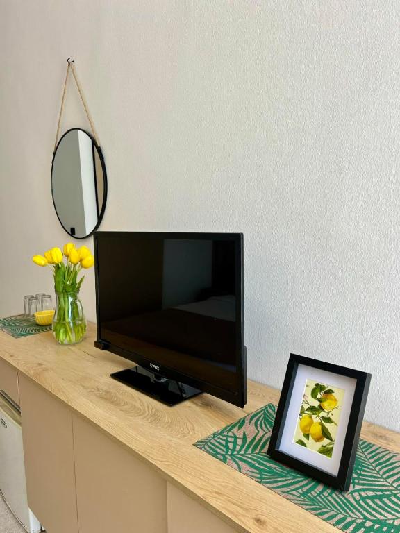TV a/nebo společenská místnost v ubytování El Mar Hotel