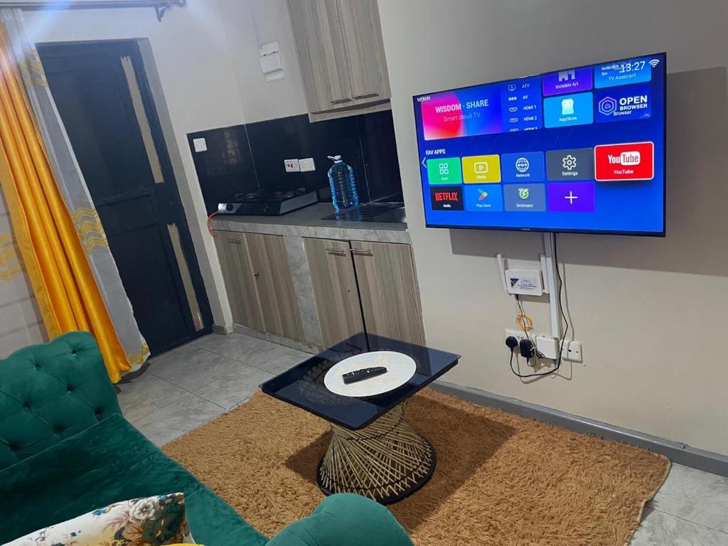 TV a/nebo společenská místnost v ubytování Jessy Stays Nairobi Fedha Estate