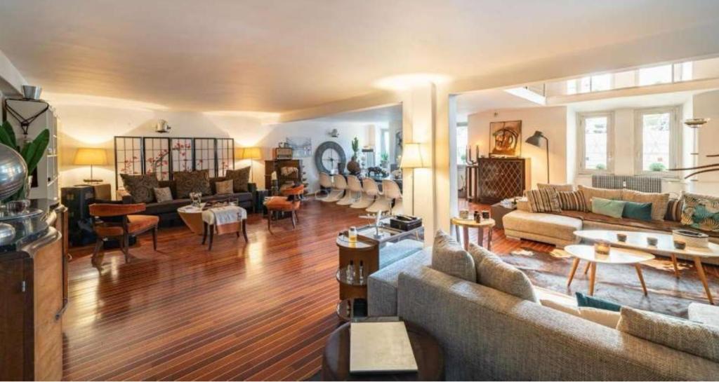 un grand salon avec des canapés et des tables dans l'établissement Centre cannes Galia 210 m2, à Cannes