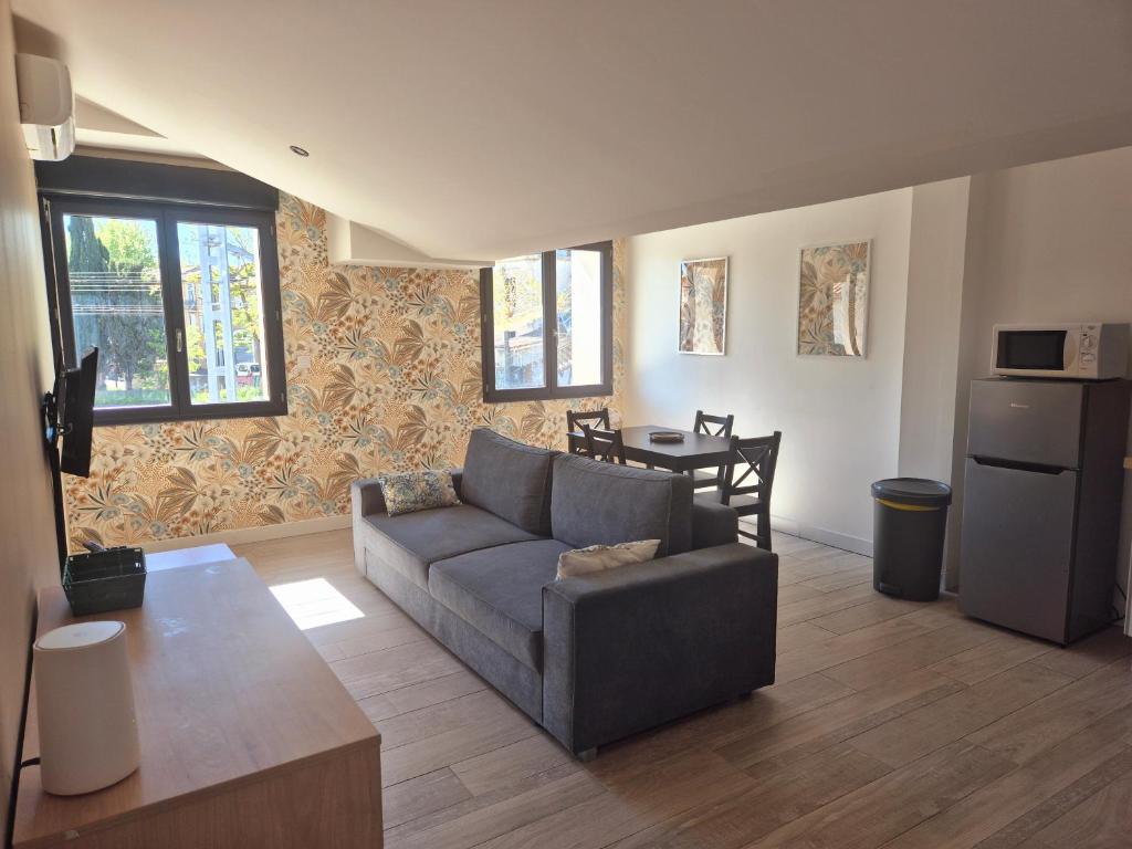 un salon avec un canapé et une table dans l'établissement Spacieux T2, Résidence Charles Trenet, à Narbonne