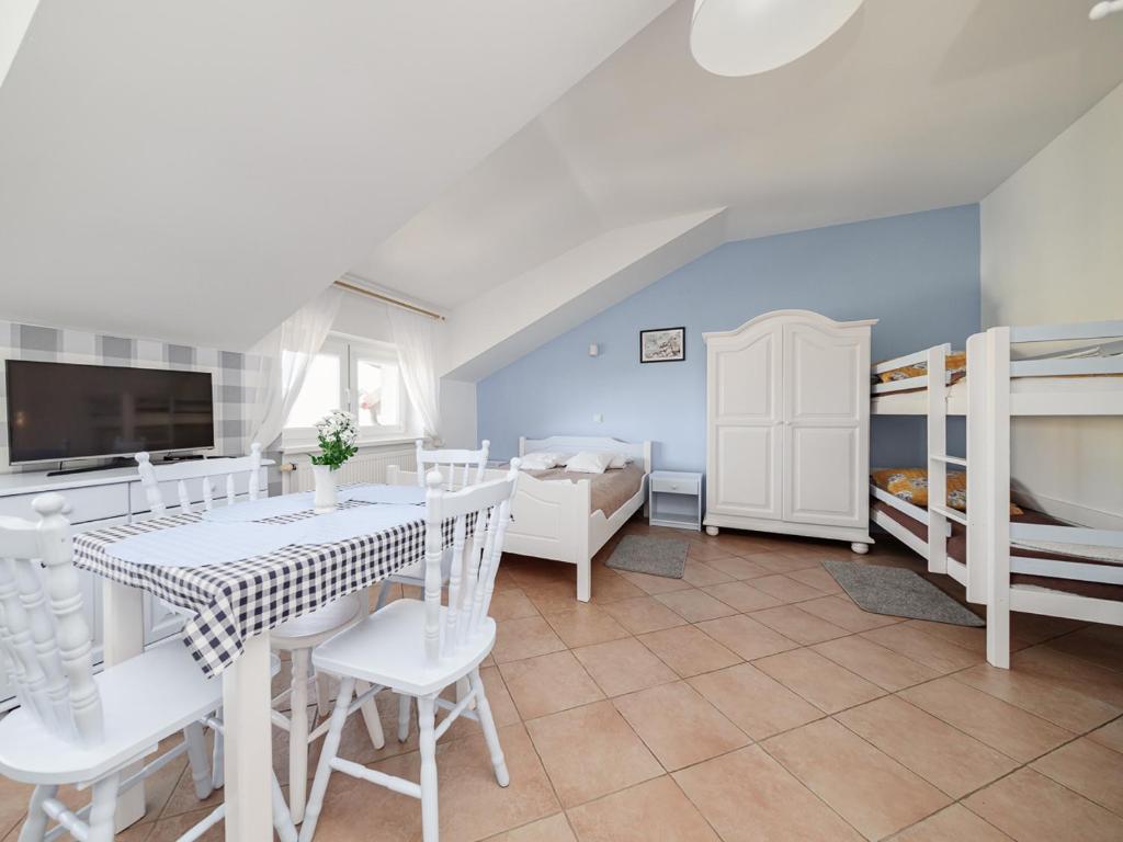 Margarita Pokoje i Apartamenty - Family Room With Private Bathroom