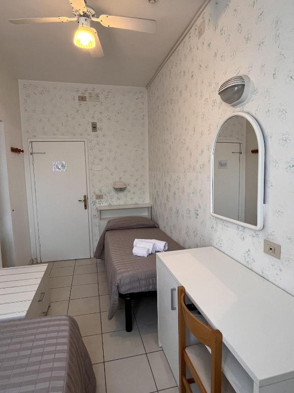 Postel nebo postele na pokoji v ubytování Hotel Roma