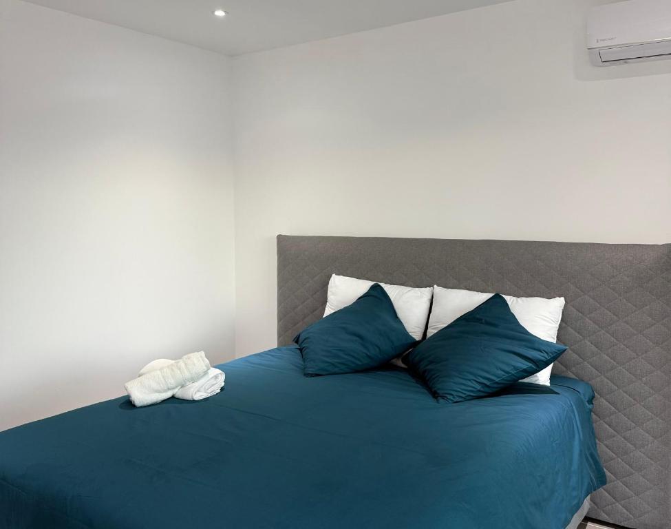 Ένα ή περισσότερα κρεβάτια σε δωμάτιο στο Appartement design, vue marina