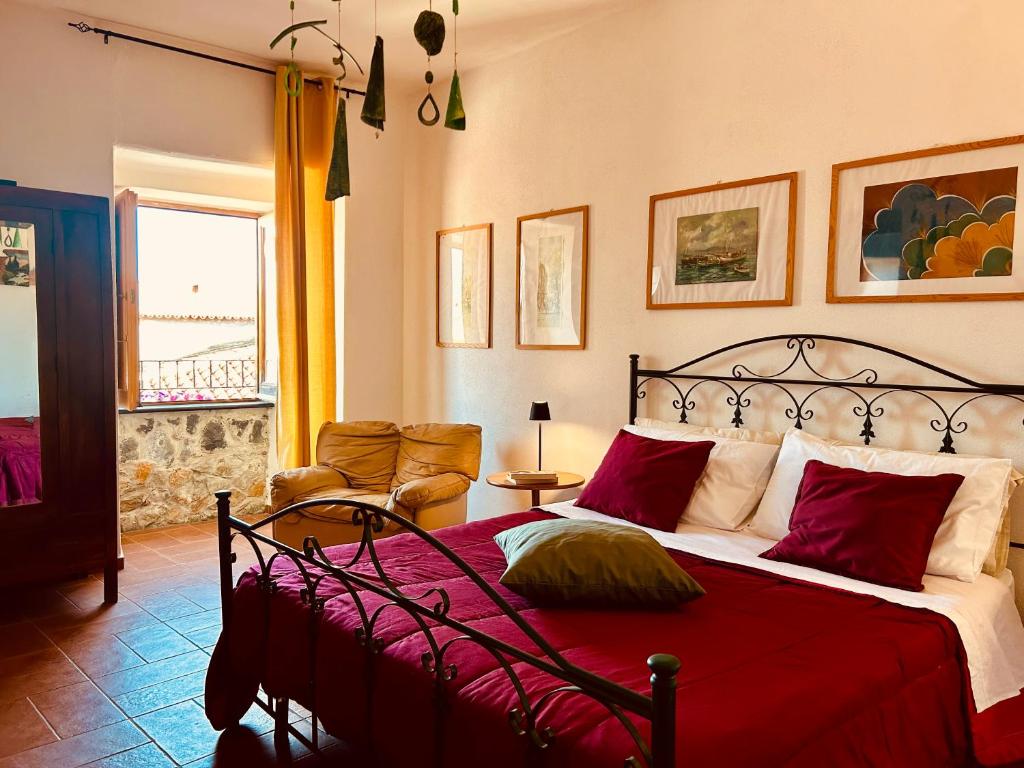 sypialnia z dużym łóżkiem i czerwonym kocem w obiekcie Casa Vacanze Irene w mieście Scalea
