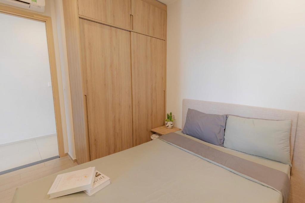 Giường trong phòng chung tại The Song Premium Apartment