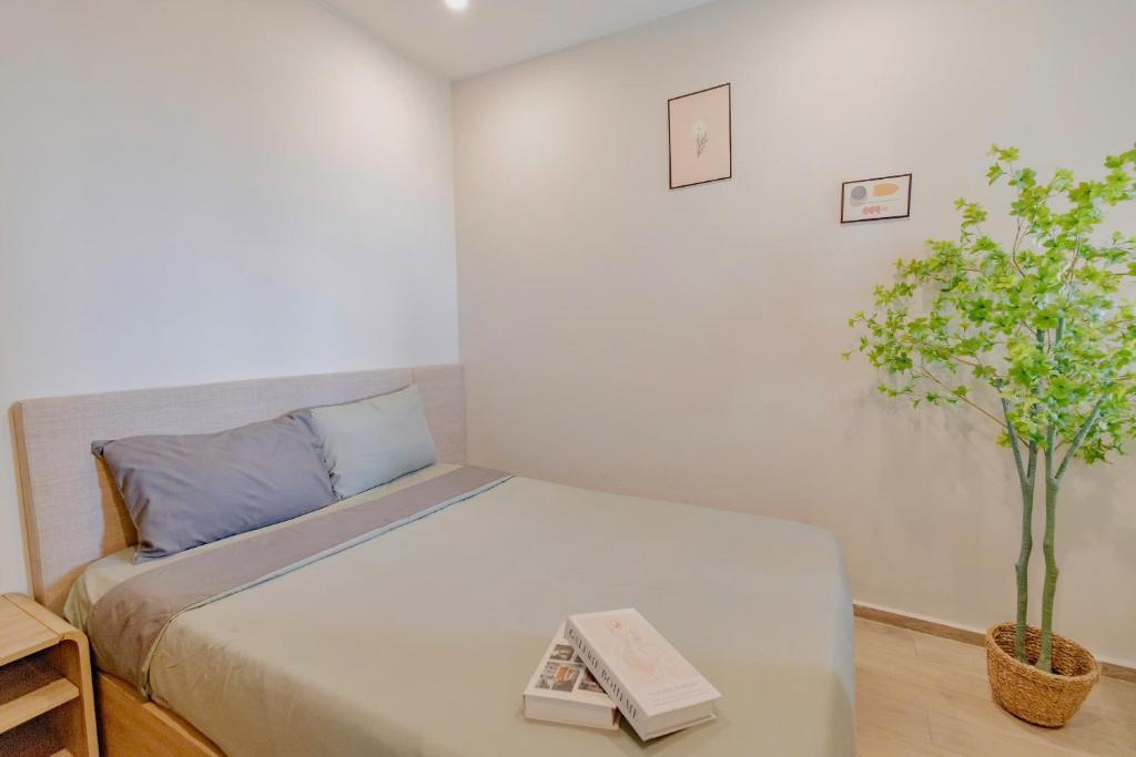 Giường trong phòng chung tại The Song Premium Apartment