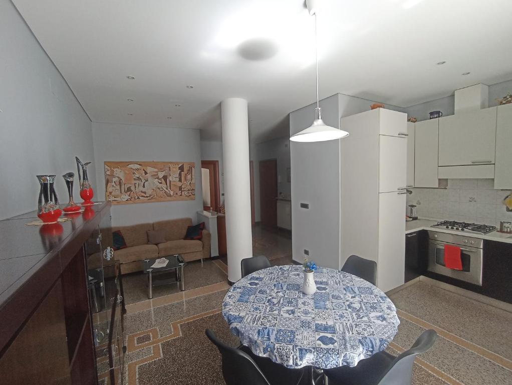 A kitchen or kitchenette at La casa sul mare-Savona