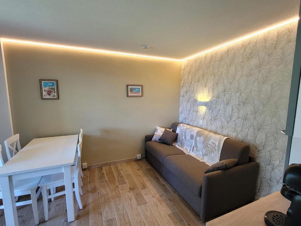 un salon avec un canapé et une table dans l'établissement Appartement, Port Bourgenay, Talmont-Saint-Hilaire, à Talmont-Saint-Hilaire