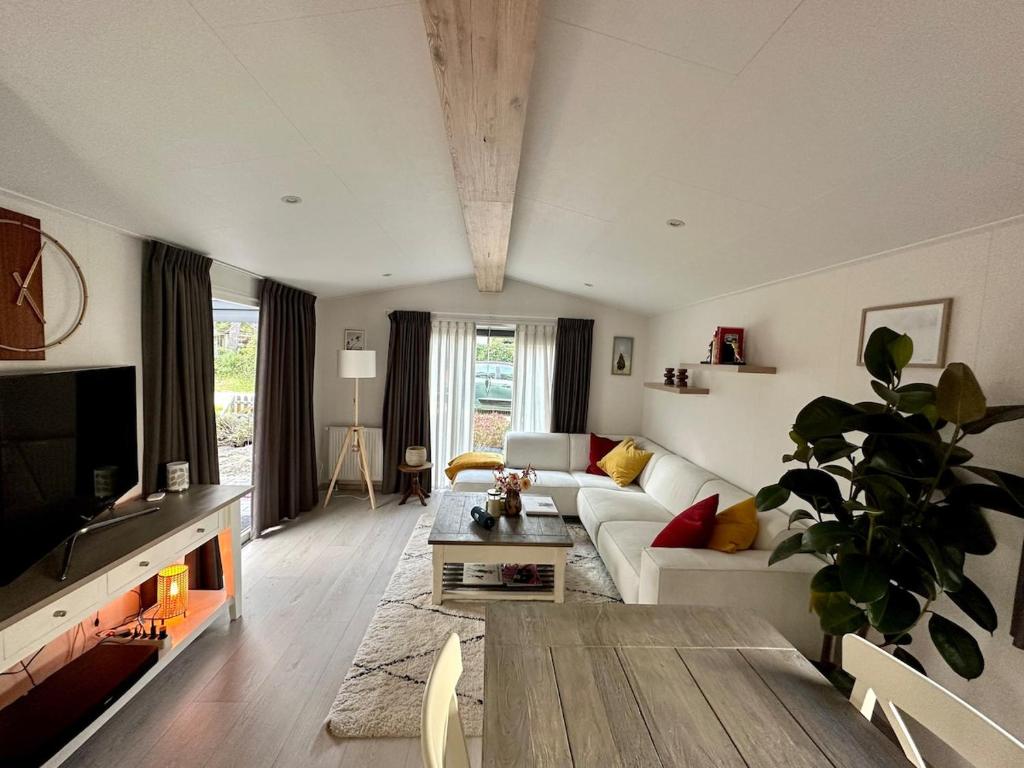 Televisyen dan/atau pusat hiburan di Luxe chalet met serre