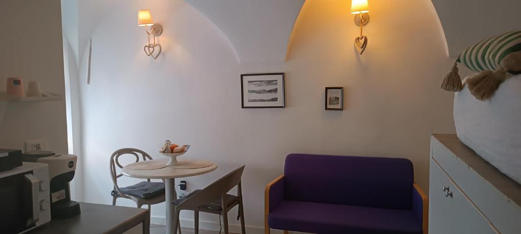 sala de estar con mesa y silla azul en Giulietta Central Loft, en San Remo