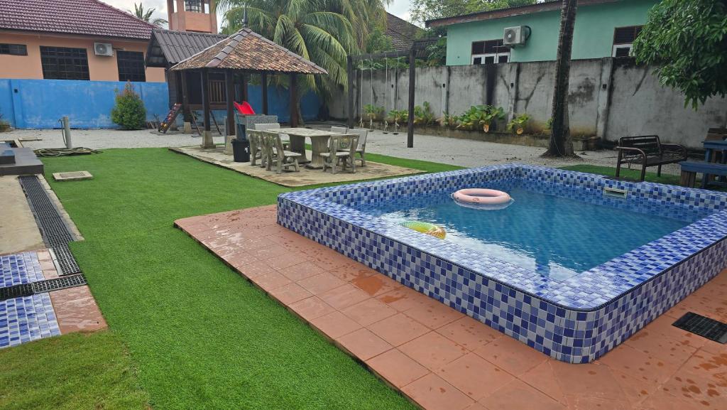 Бассейн в Casa tiga homestay besut или поблизости