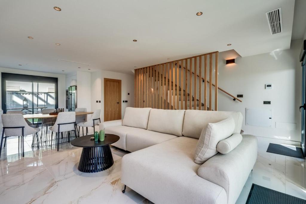 Luxurious newly built townhouse close to the beach
